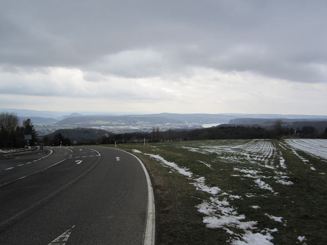 Blick zurück ins Rheintal von der Römerich-Auffahrt. Links die Landskrone im Ahrtal, rechts die Erpeler Ley, dazwischen Remagen.