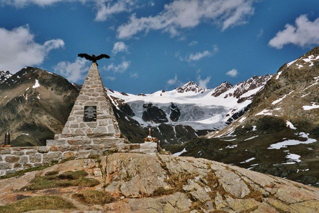 Alpini-Denkmal vor dem Pass