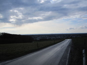 Kölner Skyline von der Abfahrt nach Rösrath gesehen.