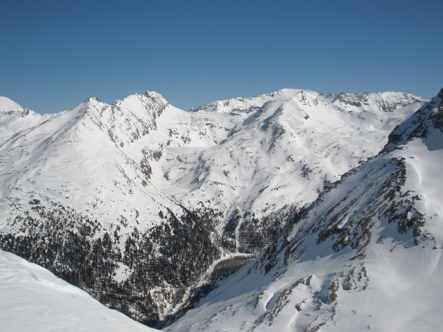 Schlusshang vom Hilmersberg aus gesehen, 8.4.2010, Straße geräumt. Die Gipfel über dem Großsee: Eckkopf (2871 m), Zirknitzspitze (2934 m), Rojacherspitze (2987 m), Weißseekopf (2908 m). Im Hintergrund Herzog-Ernst-Spitze (2933 m) und Schareck (3123 m), oberhalb des Mölltaler Gletschers.