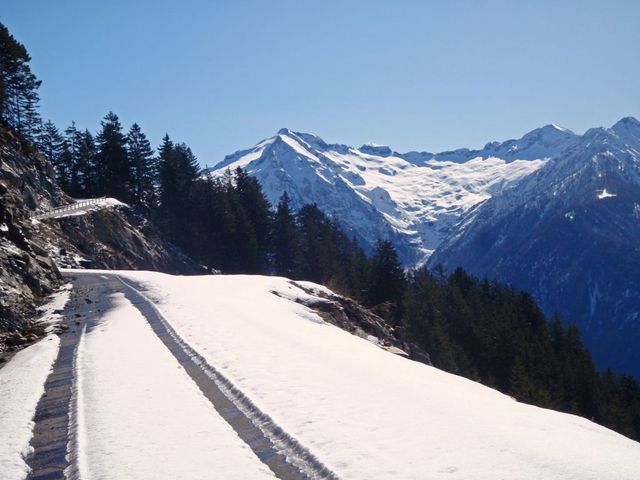 22 prächtige Schitouren-Berge, Sass Castel(2519m,li) und  Piz di Setaggilo(2566m,re).