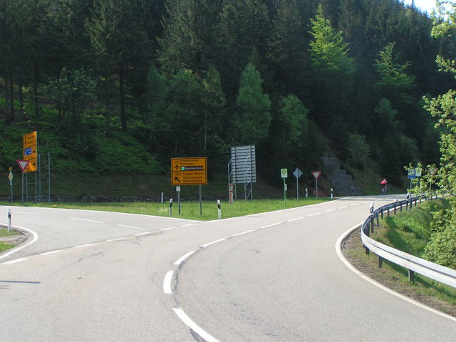 Einmündung in die Schwarzwaldhochstrasse: Links gehts zu Hornisgrinde, rechts zum Ruhestein.