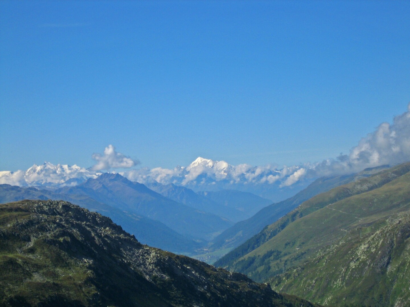 15 im Hintergrund das Weisshorn(4506m),einer der schönsten Viertausender.