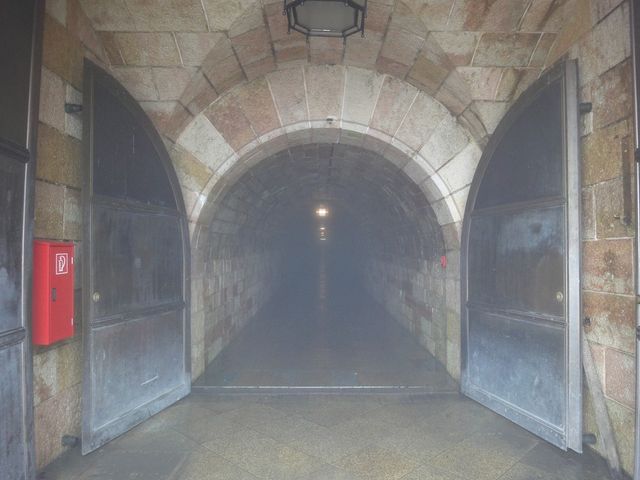 Blick in den Tunnel zum Fahrstuhl.
