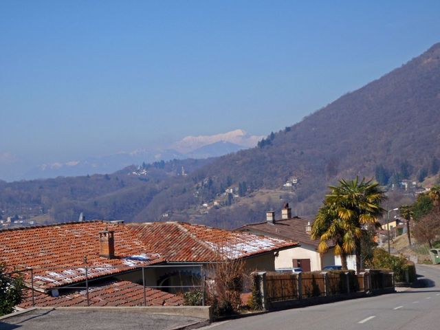 03 bei Ranco Blick auf die Berge des Valle Grande westlich des L. Maggiore.