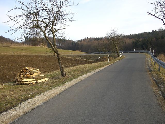 Eine Linkskehre führt einen zum Ortsanfang von Weißenbach.