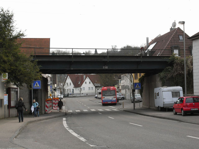 Engelberg 01.
Beginn des Aufstieges in Winterbach auf Höhe der Eisenbahnbrücke.