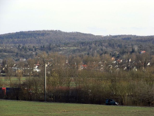 Stärrenberg 00. Im Tal liegt der Startort Winterbach, auf halber Höhe ist der zu druchfahrende Ort Engelberg und in der Mulde des Höhenrückens ist die Passhöhe Schlichten auszumachen.
