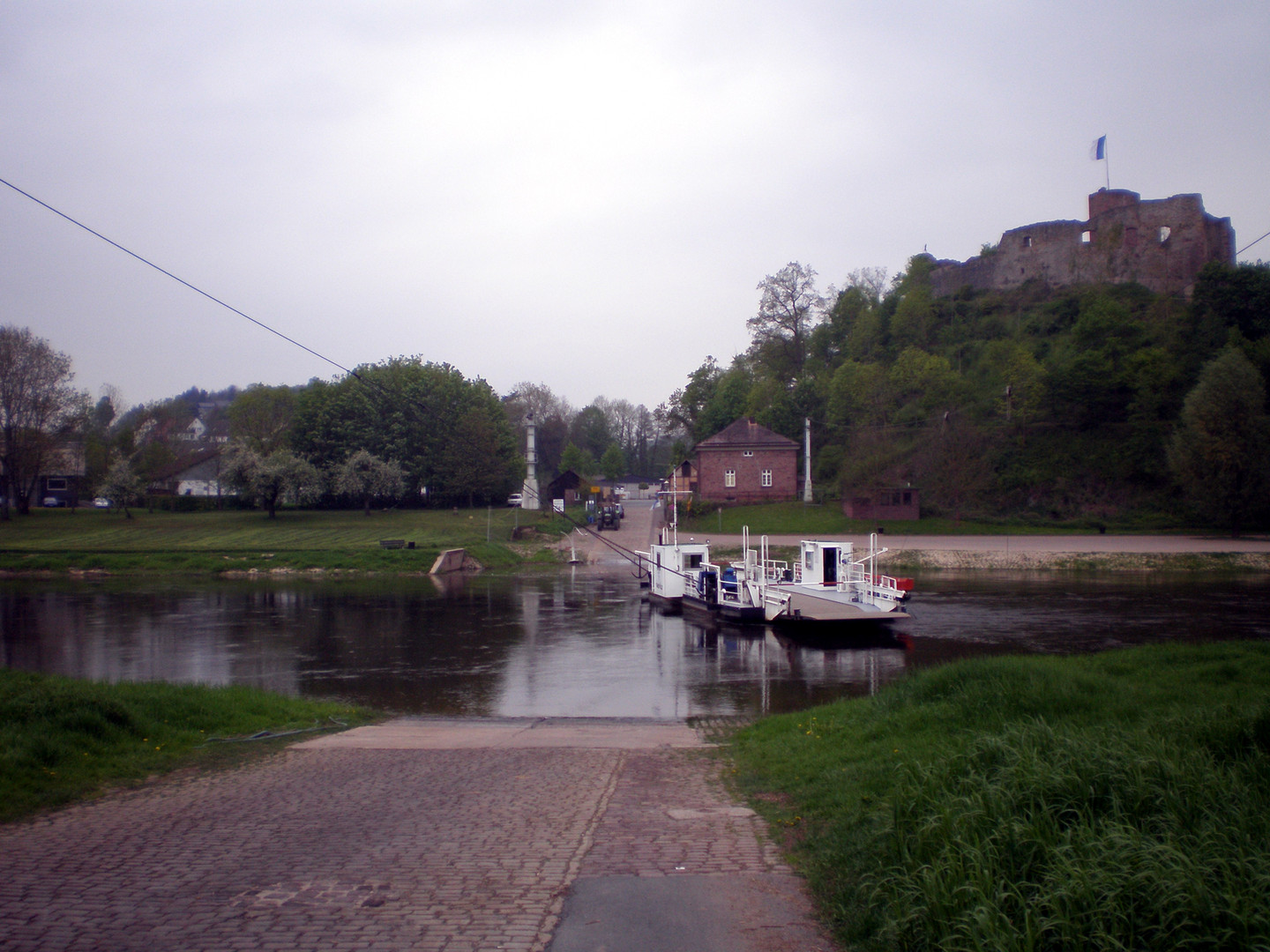 Polle an der Weser mit Burg und umweltfreundlicher Seilfaehre.