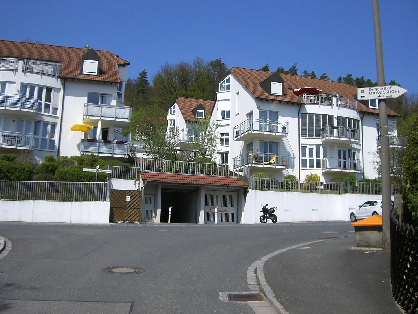 An der T-Kreuzung sieht man eh das Schild zum Berggasthof.