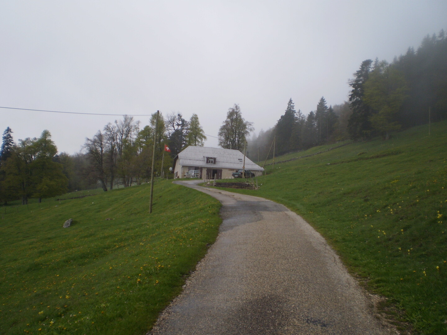 Ein erster Bauernhof (Chalet du Rez) taucht auf.