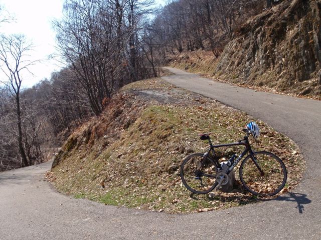eine der wenigen Kehren oberhalb von Monti di Cima.