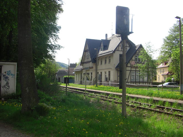 Gleich neben dem Bahnübergang  befindet sich der Bahnhof Ilmenau-Bad.