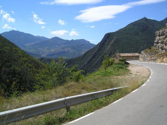 Die Ermita de les Esposes vor dem typischen Bergpanorama des Berguedà. Irgendwo dahinten versteckt sich der Coll de Pradell.