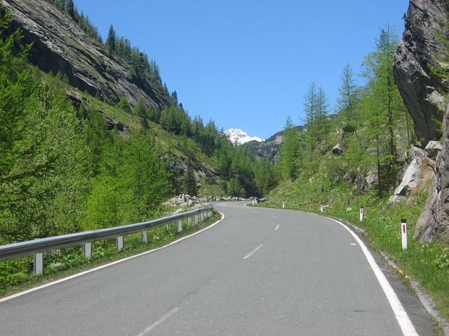 Die Straße windet sich durch das Tal.