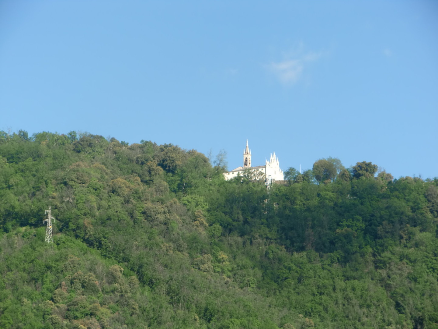 Das Santuario von der Anfahrt von Rapallo aus gesehen