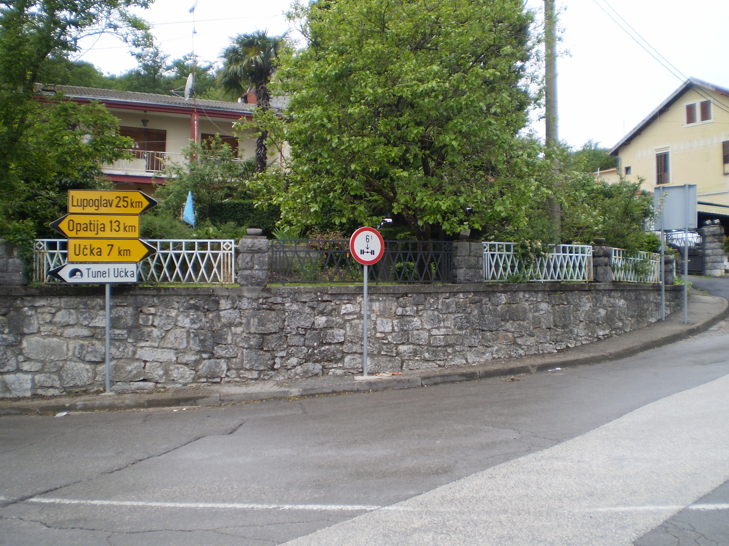 Die Kreuzung in Veprinac mit der Hauptstraße von Matulji hoch.