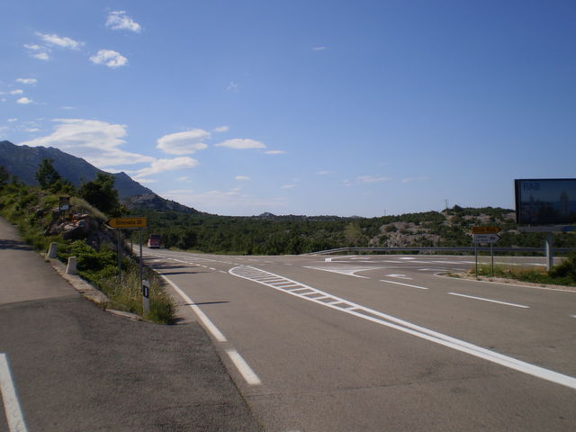Die Kreuzung mit der Adriatischen Küstenstraße.