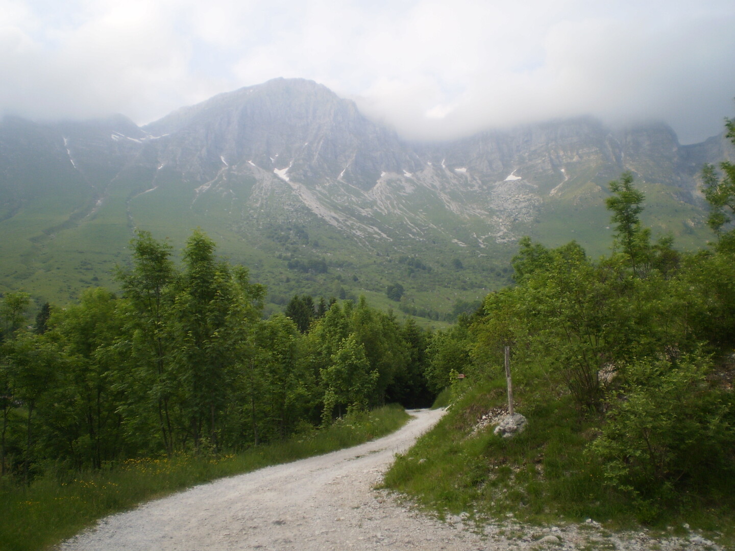 Für Mountainbiker geht es hier weiter Richtung Fuß des Berges Krn.
