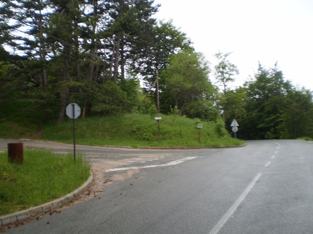 Der Abzweig am Poklon. Die Straße führt oberhalb des Restaurants "Dopolavoro" in den Wald hinein.