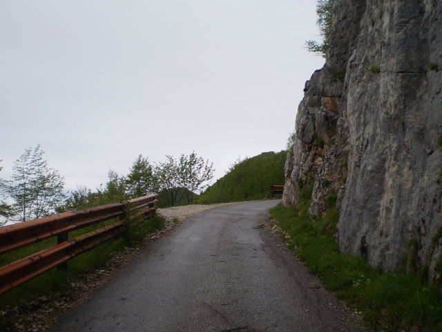 Auf der zweiten Hälfte der Auffahrt gibt es eine Passage an einer Felswand entlang, die ziemlich exponiert ist.
