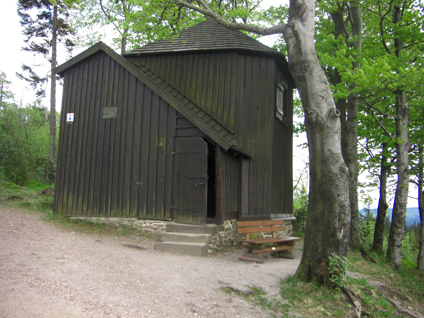 In dieser (rekonstruierten) Jagdhütte in Gipfelnähe verweilte Goethe gerne bei seinen Besuchen - bis zum 82. Lebensjahr.