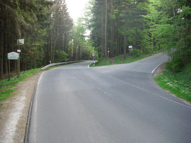 Folgt man hinter dem Parkplatz anstelle des Abstechers zum Kickelhahn  der Straße weiter nach Stützerbach, erreicht man nur etwa 300 m weiter den höchsten Punkt auf einer Höhe von etwa 740 m, es folgt ein fast ebener Verlauf auf den folgenden 1,5 km.