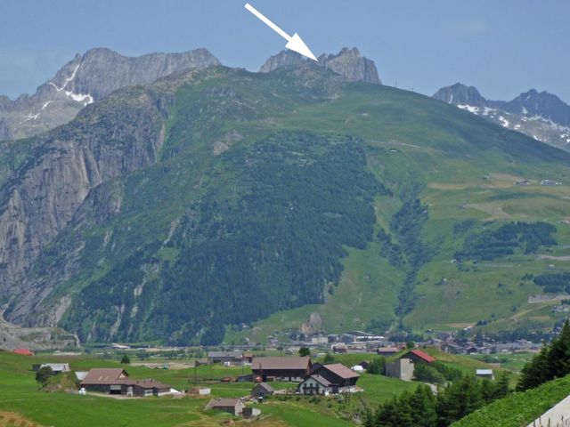 02 Blick von Hospental zum Stöckli (2440m).