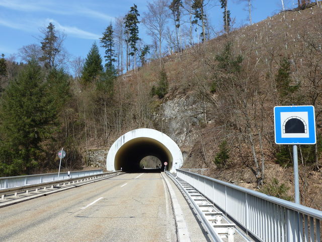 Tunnel am Stausee