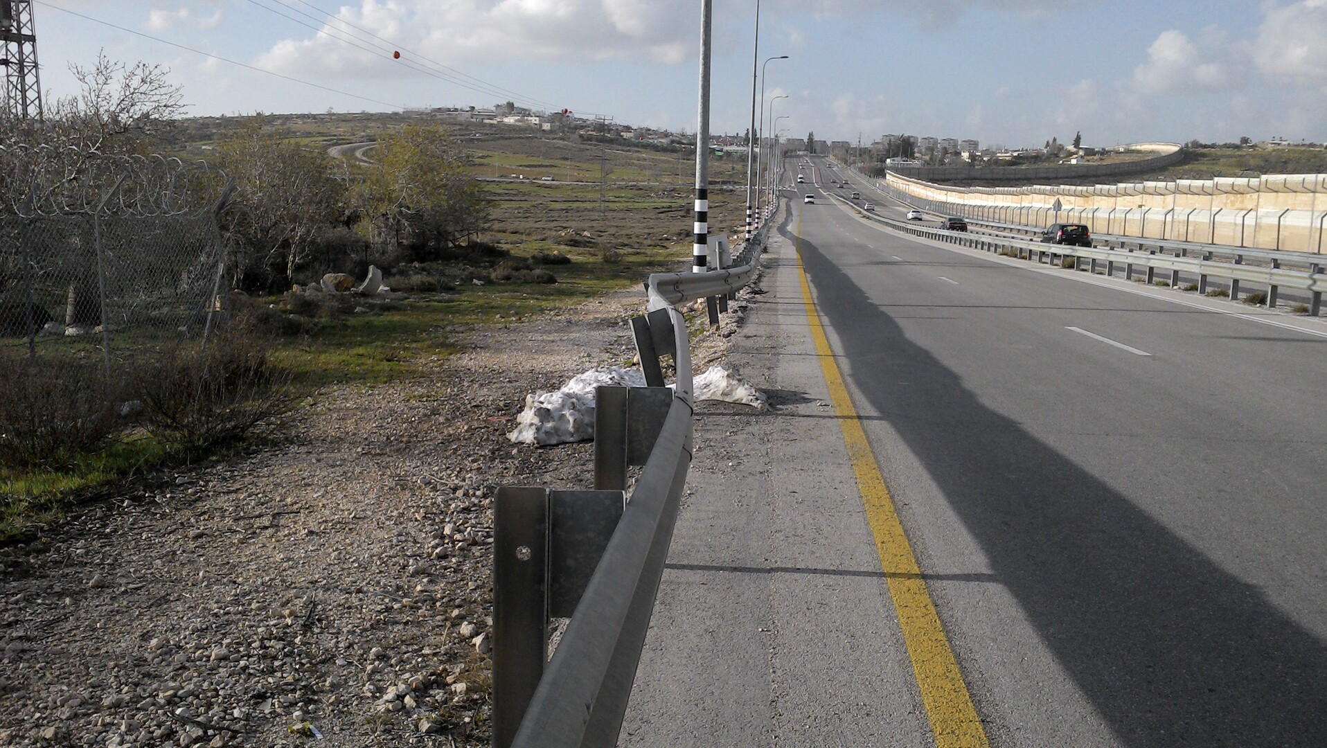 Fernverkehrsstraße 436 am 25.2.2015 mit Schnee (links) und palästinensischem Autonomiegebiet (rechts)