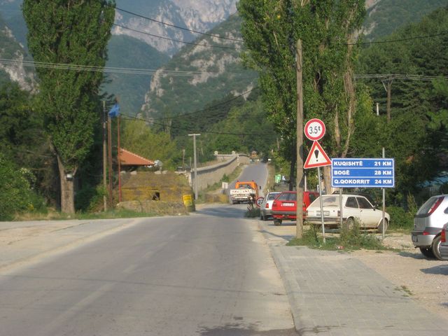 Der Eingang in die Rugova-Schlucht. Links NATO-Posten