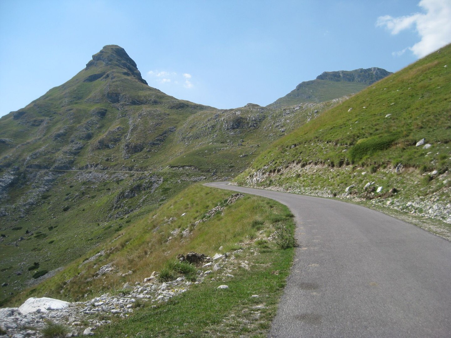 Auf zum Pass - die Landschaft erinnert an den Col dei Morti...
