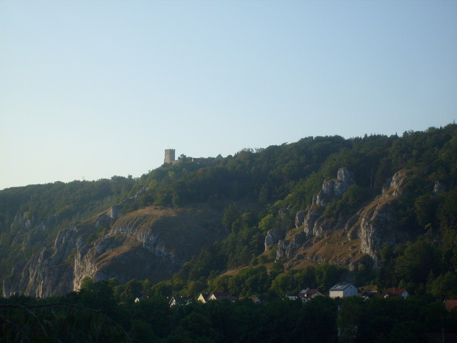 Blick auf die Burgruine Randeck von der anderen Seite des Altmühltals.