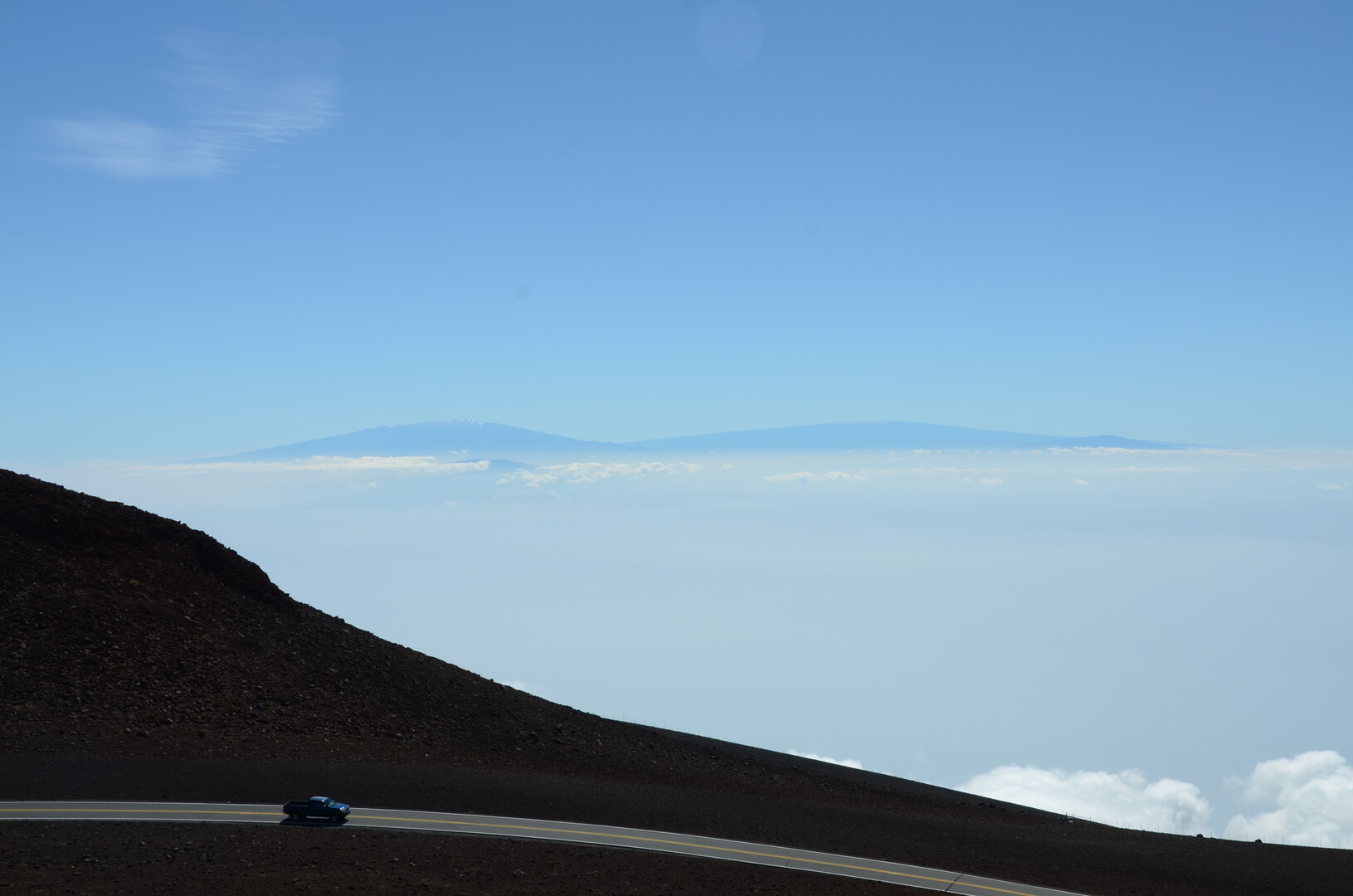 Blick vom Gipfel auf Mauna Kea und Mauna Loa auf Big Island
