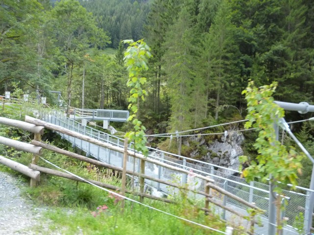 Wasserfall mit Hängebrücke.