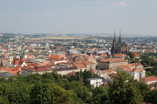 „Brno View from Spilberk 128“ von Norbert Aepli, Switzerland. Lizenziert unter CC BY 2.5 über __x[Wikimedia Commons|https://commons.wikimedia.org/wiki/File:Brno_View_from_Spilberk_128.JPG#/media/File:Brno_View_from_Spilberk_128.JPG]