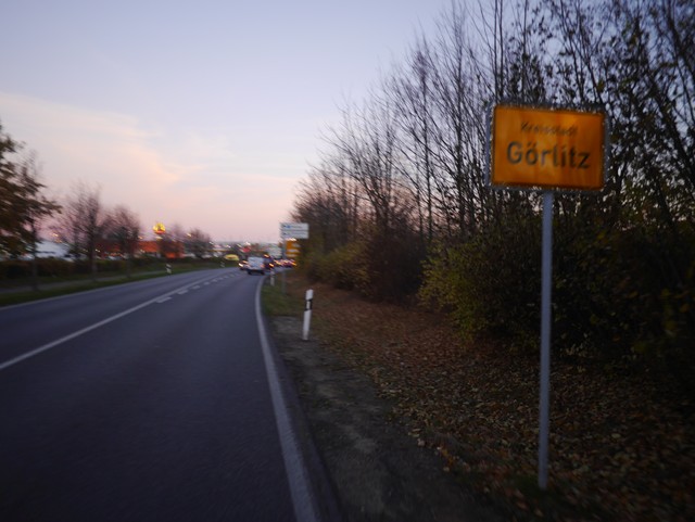 Ortseingang Görlitz. WIR erreichen es aber vor Sonnenuntergang.