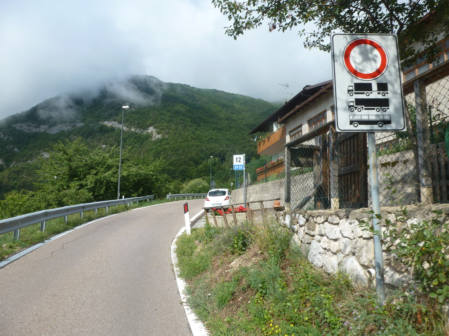 Ab  Garniga Vecchio ist die Straße mit Fahrverboten belegt