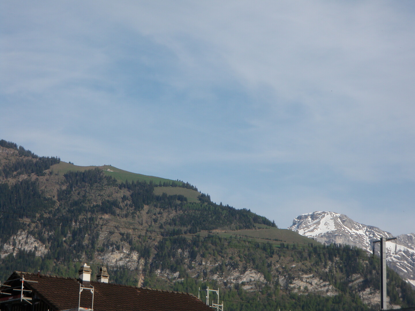 Von Sarnen sieht man die Alp Linderen, ziemlich gerade oberhalb der Kamine
