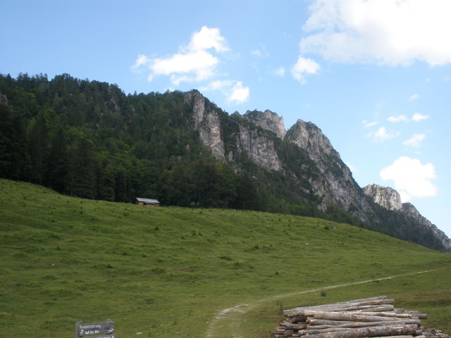 Kampermauer im oberen Teil des Anstiegs zum Hengstpass.