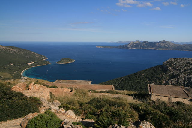 Die Platja Formentor mit der gleichnamigen Nobelherberge. Rechts im Bild das Cap de Pinar.