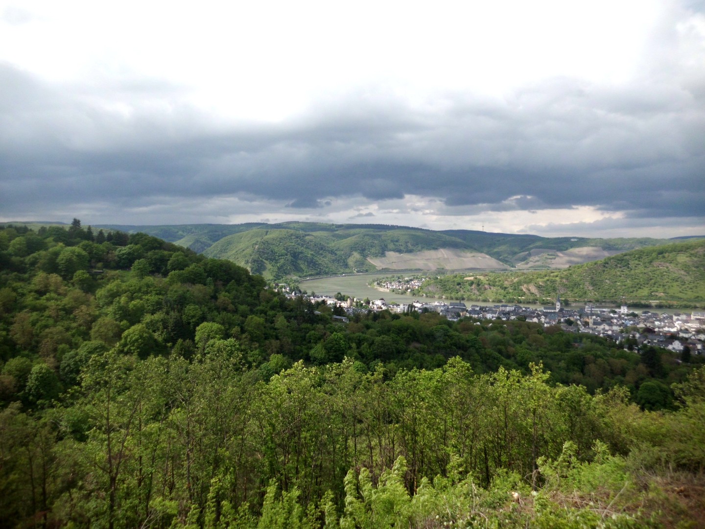 herrliches Panorama: Boppard mit Gedeonseck und Rheinschleife vom Aussichtspunkt in der fünften Kehre aus gesehen.