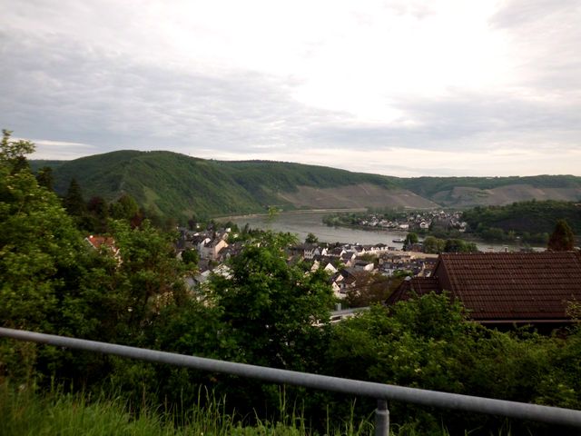 erster Ausblick auf Boppard an der Rheinschleife und das Gedeonseck links oben