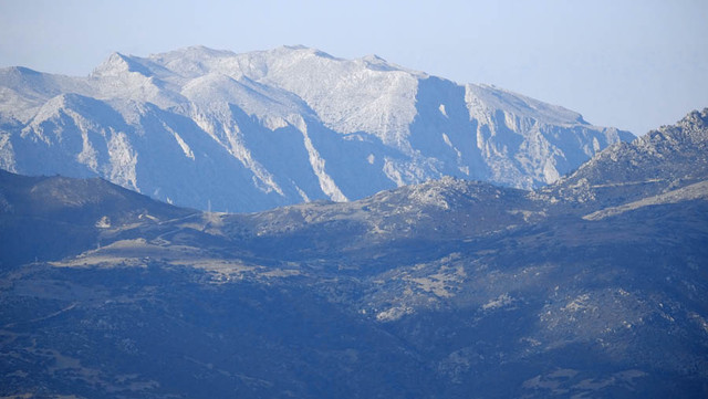 Blick vom Gipfel Richtung Monte Senes, auf dem man auch die Asphaltstraße erkennen kann; dahinter der Monte Albo.