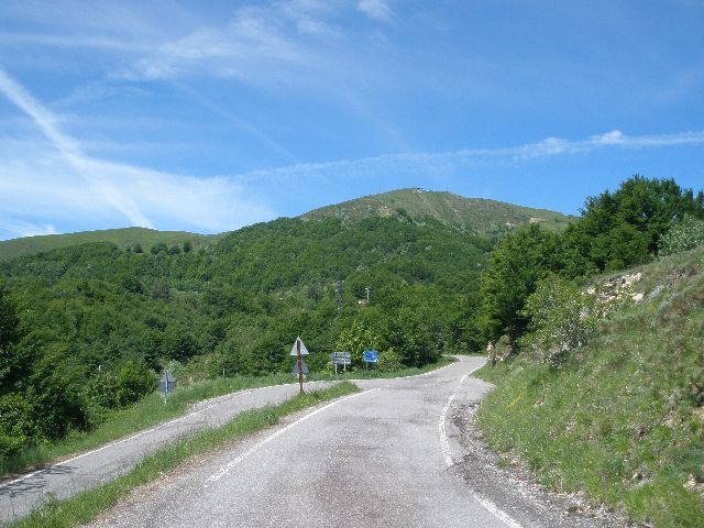 Straße ins Trebbiatal (links) bzw. über die Capanne di Cosola nach Cabelle Ligure (rechts).