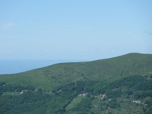 Monte Viso weit hinten. Monte Chiappo, nur wenig niedriger als der Monte Lesima, rechts.