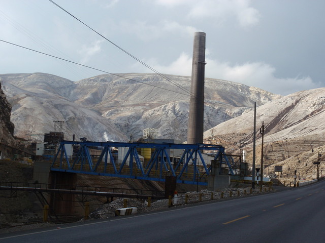 Bergwerk und Erzfabrik in La Oroya.