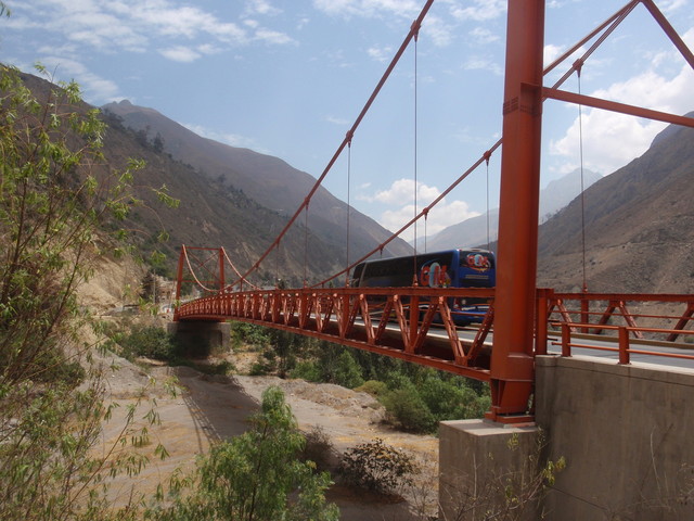 Eine für Peru ungewöhnlich große Hängebrücke.