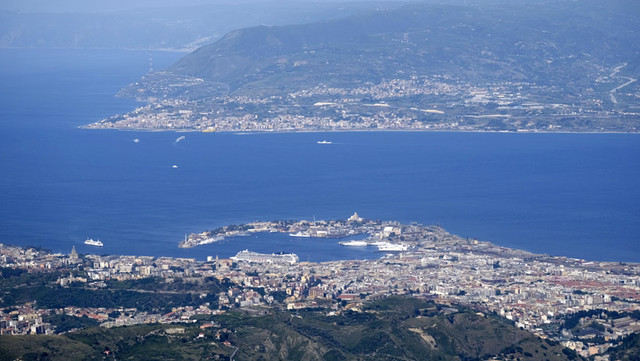 Teleaufnahme von Messina, gegenüber das italienische Festland.