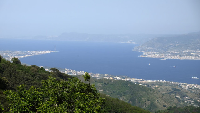 Blick auf die Straße von Messina und auf Kalabrien (rechts). Zu erkennen sind auch die 2 (mittlerweile nutzlosen) Starkstrommasten.